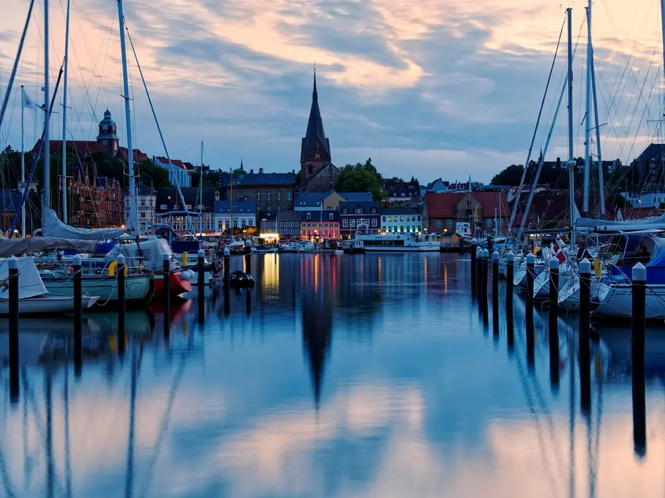 Flensburg — deutsch-dänische Grenz-Stadt an der Flensburger Förde mit Marineschule Mürwik