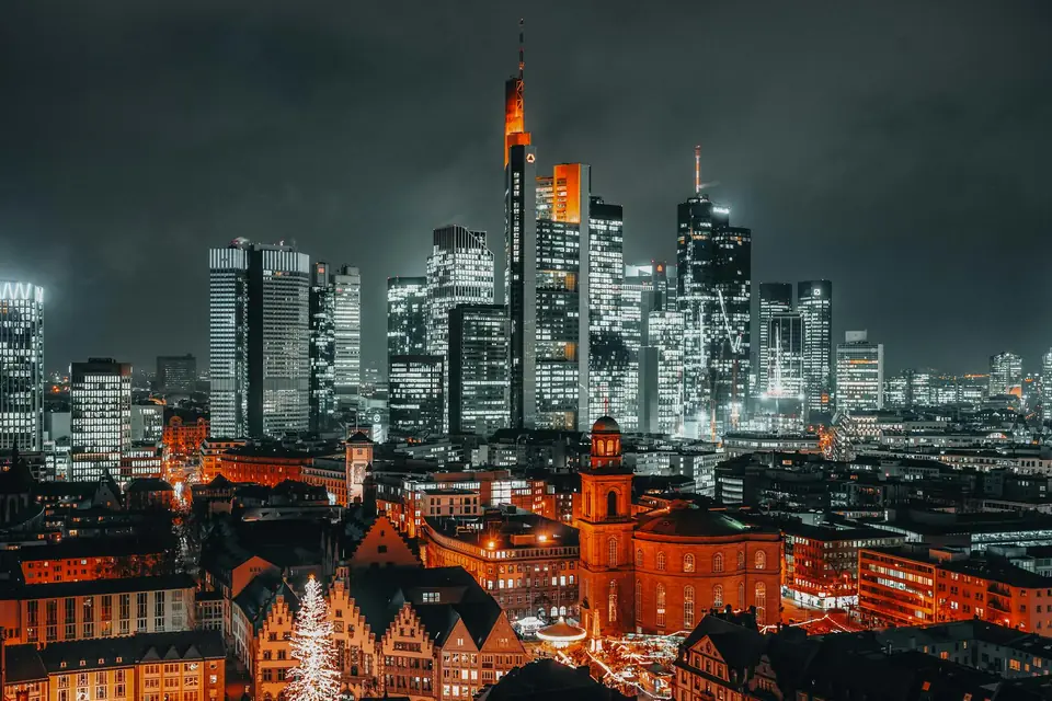 Frankfurt am Main Skyline von Frankfurt am Main mit dem Bankenviertel — Mainhattan als Finanz-Metropole Hessens